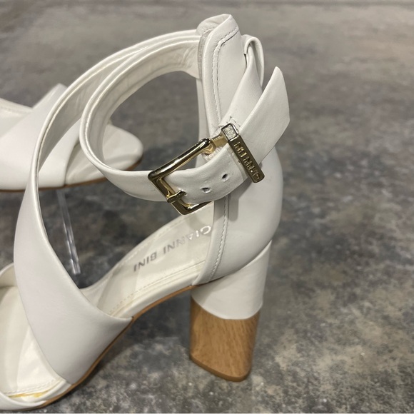 Gianni Bini- SZ 7 White Block Heels - Picture 3 of 6